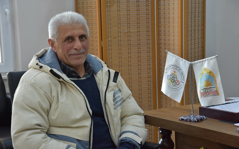 تدريسي يهدي أحد مؤلفاته العلمية لمكتبة كلية التربية البدنية وعلوم الرياضة