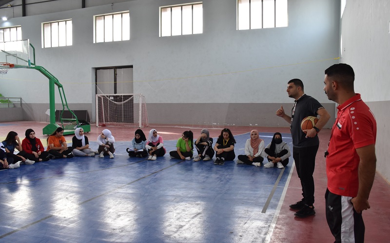 كلية التربية البدنية وعلوم الرياضة تنظم محاضرة نوعية في حول الخطط والتشكيلات الدفاعية والهجومية للعبة كرة السلة .