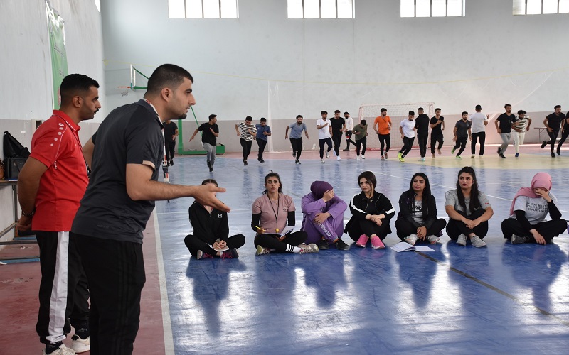 كلية التربية البدنية وعلوم الرياضة تنظم محاضرة نوعية في حول الخطط والتشكيلات الدفاعية والهجومية للعبة كرة السلة .