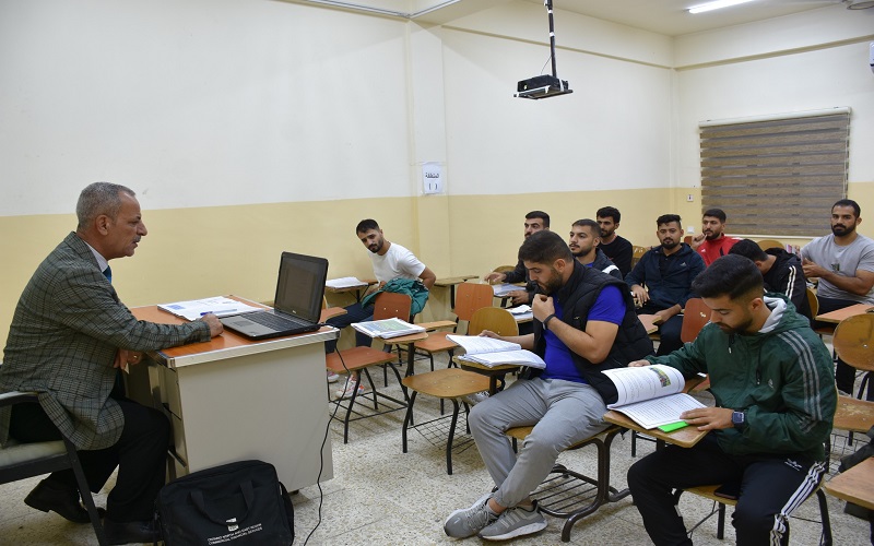 كلية التربية البدنية وعلوم الرياضة تنظم محاضرة نوعية عن مفهوم التحمل وانواعه وطرق تدريبه في المجال الرياضي 