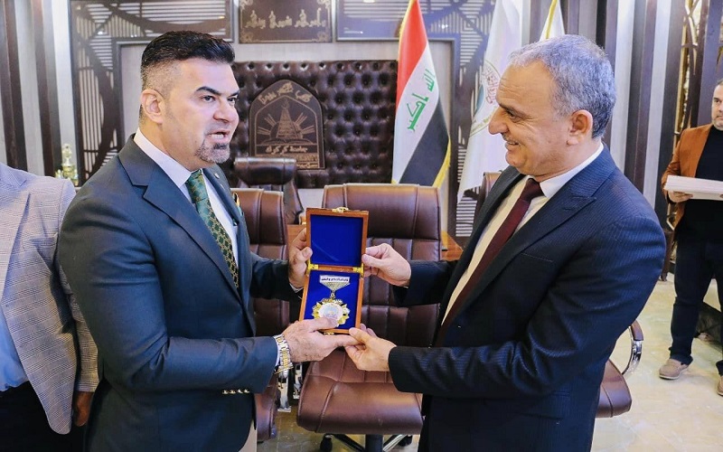 رئيس جامعة كركوك يهدي وسام الابداع والتميز لعميد كلية التربية البدنية وعلوم الرياضة 