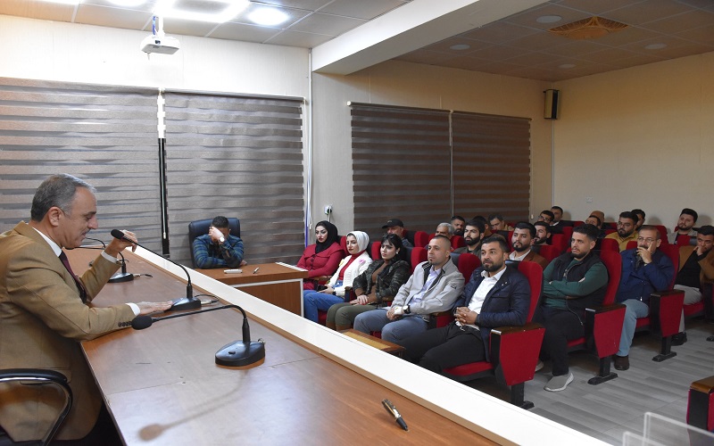 عميد كلية التربية البدنية وعلوم الرياضة يجري اجتماعا موسعا مع الكوادر الوظيفية 