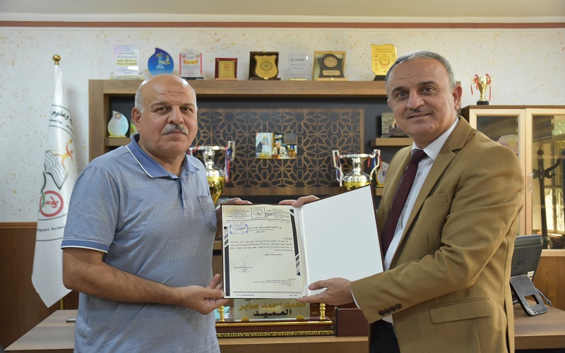 تدريسي من جامعة الموصل يهدي كتابا لمكتبة كلية التربية البدنية وعلوم الرياضة عن اقتصاديات الرياضة 