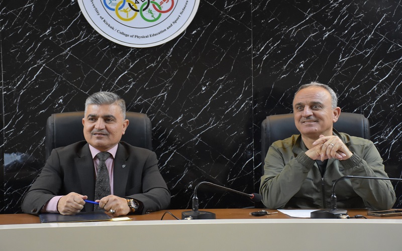 عميد الكلية والمعاون الاداري يجتمعان بمسؤولي الشعب وموظفي الكلية لمناقشة عدد من الأمور الإدارية