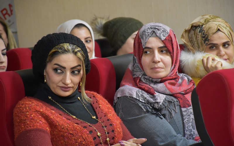 عميد الكلية والمعاون الاداري يجتمعان بمسؤولي الشعب وموظفي الكلية لمناقشة عدد من الأمور الإدارية