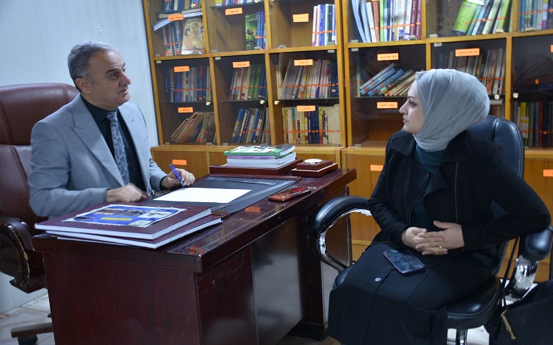 عميد كلية التربية البدنية وعلوم الرياضة يجري  زيارة الى مكتبة الكلية