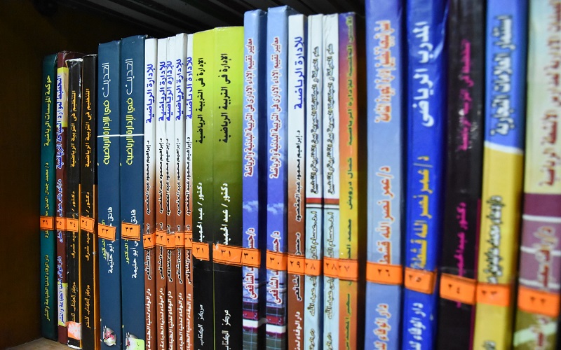 عميد كلية التربية البدنية وعلوم الرياضة يجري  زيارة الى مكتبة الكلية