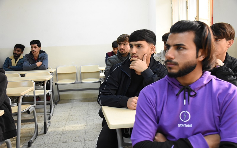 معاون عميد الكلية للشؤون العلمية والدراسات العليا يلقي محاضرة لطلبة المرحلة الاولى حول قانون انضباط الطلبة