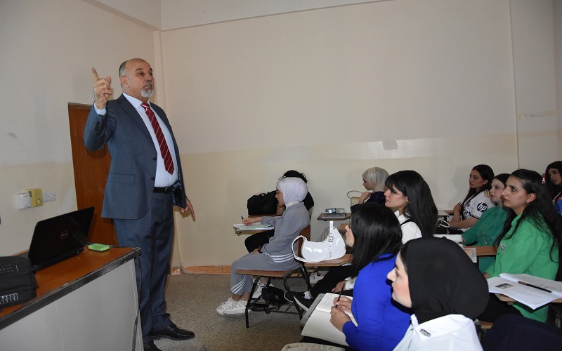 كلية التربية البدنية وعلوم الرياضة تنظم ورشة عمل عن المهارات الاساسية في لعبة كرة الطائرة 