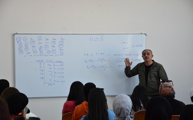 جانب من المحاضرات العملية والنظرية لطلبة كلية التربية البدنية وعلوم الرياضة في جامعة كركوك في مبنى الكلية الجديد .