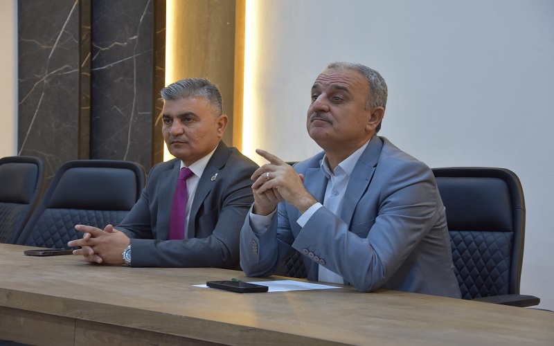 عميد كلية التربية البدنية وعلوم الرياضة يجري اجتماعا موسعا مع الكادر الوظيفي 