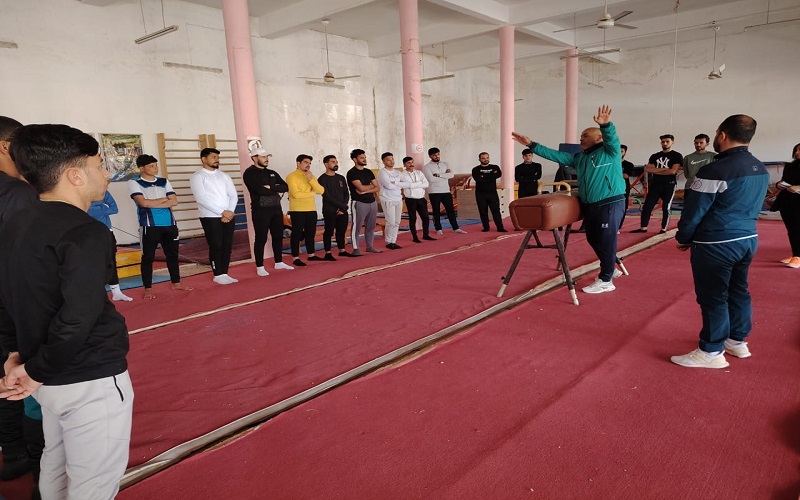 كلية التربية البدنية وعلوم الرياضة تقيم محاضرة عملية حول الأوضاع الأساسية على جهاز حصان الحلق في الجمناستك