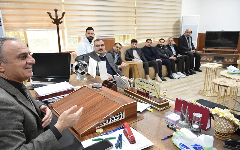 عميد كلية التربية البدنية وعلوم الرياضة يجري اجتماعا مع طلبة الدراسات العليا 
