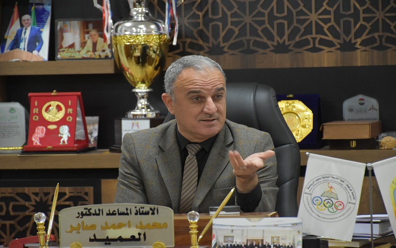 عميد كلية التربية البدنية وعلوم الرياضة يجري اجتماعا مع طلبة الدراسات العليا 