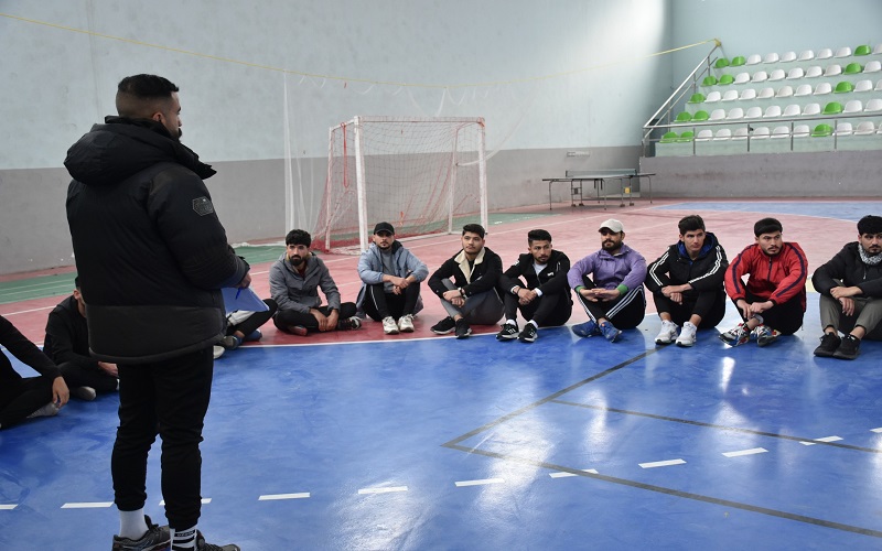 كلية التربية البدنية وعلوم الرياضة تقيم محاضرة عملية عن اساسيات  الخطط الدفاعية لكرة اليد  