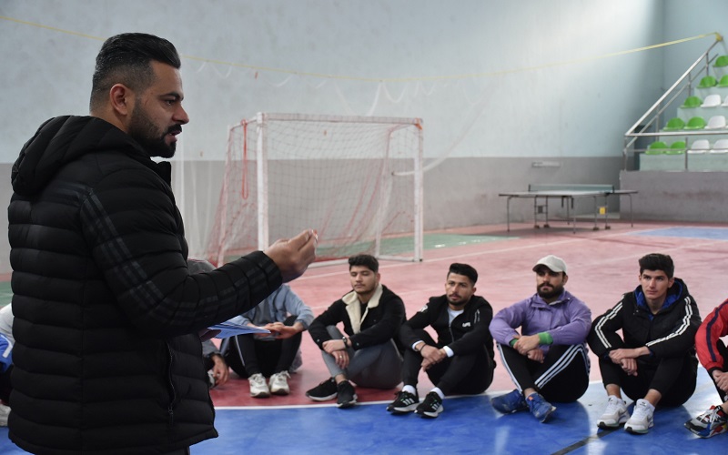 كلية التربية البدنية وعلوم الرياضة تقيم محاضرة عملية عن اساسيات  الخطط الدفاعية لكرة اليد  