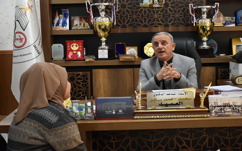 عميد كلية التربية البدنية وعلوم الرياضة يستقبل في مكتبه الطلبة للاستماع لمشاكلهم وايجاد الحلول للمعوقات وتذليلها للطلبة