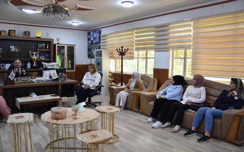 عميد كلية التربية البدنية وعلوم الرياضة يستقبل في مكتبة الكادر التدريسي النسوي 