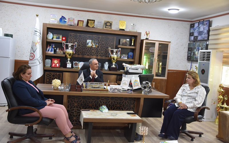 عميد كلية التربية البدنية وعلوم الرياضة يستقبل في مكتبة الكادر التدريسي النسوي 