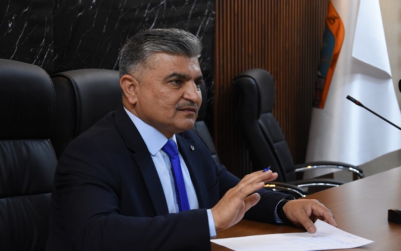 المعاون الاداري في كلية التربية البدنية وعلوم الرياضة يجري اجتماع موسعا مع الكوادر الوظيفية