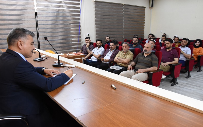المعاون الاداري في كلية التربية البدنية وعلوم الرياضة يجري اجتماع موسعا مع الكوادر الوظيفية