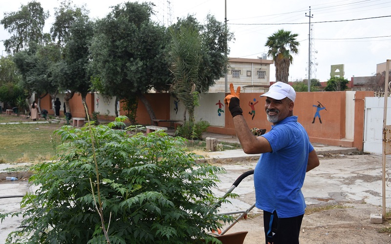 كلية التربية البدنية وعلوم الرياضة تنظم حملة ادامة للحدائق والمتنزهات 