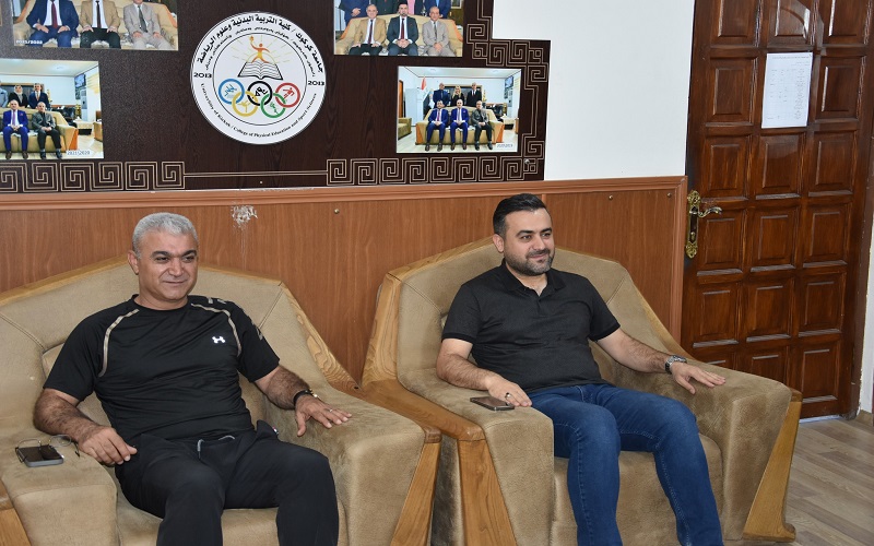 عميد كلية التربية البدنية وعلوم الرياضة يجري اجتماعاً مع اللجان الامتحانية