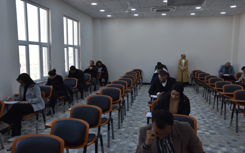 عميد كلية التربية البدنية وعلوم الرياضة يتفقد سير امتحانات الفصل الاول لطلبة الدراسات العليا 