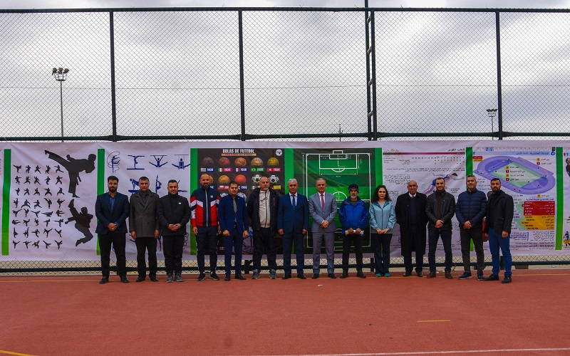 كلية التربية البدنية وعلوم الرياضة تنظم حملة تطوعية لعمل ورفع لافتات وبوسترات رياضية 