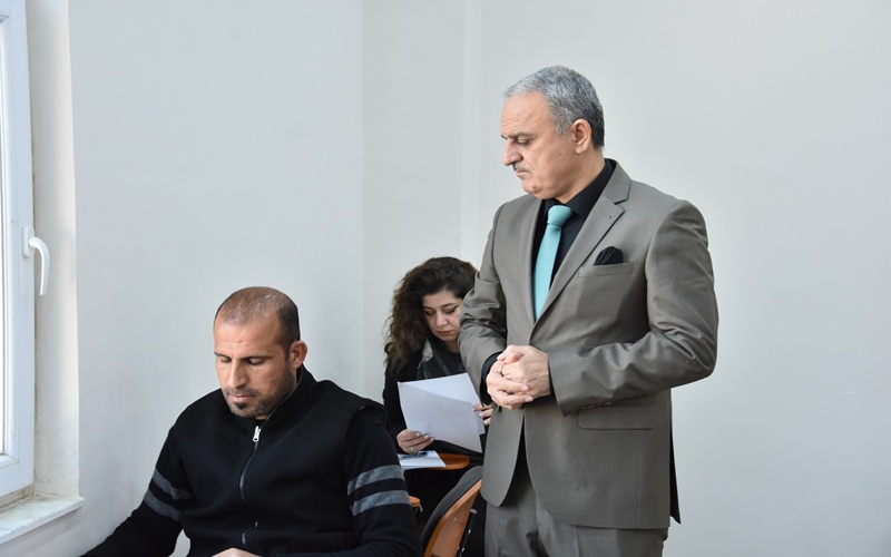 عميد كلية التربية البدنية وعلوم الرياضة يتفقد سير امتحانات الفصل الاول لطلبة الدراسات العليا 