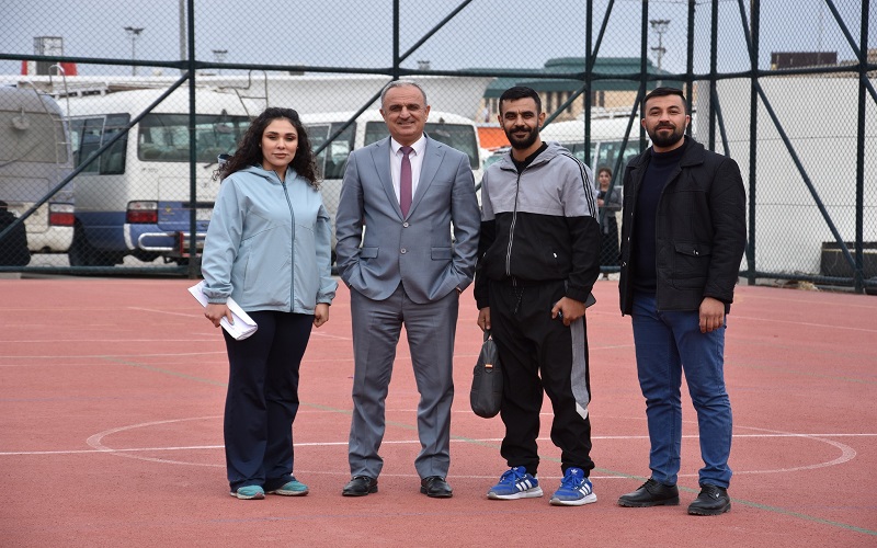 كلية التربية البدنية وعلوم الرياضة تنظم حملة تطوعية لعمل ورفع لافتات وبوسترات رياضية 