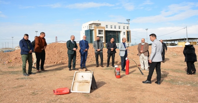 كلية علوم الحاسوب وتكنولوجيا المعلومات تنظم ممارسة عملية لإطفاء الحرائق