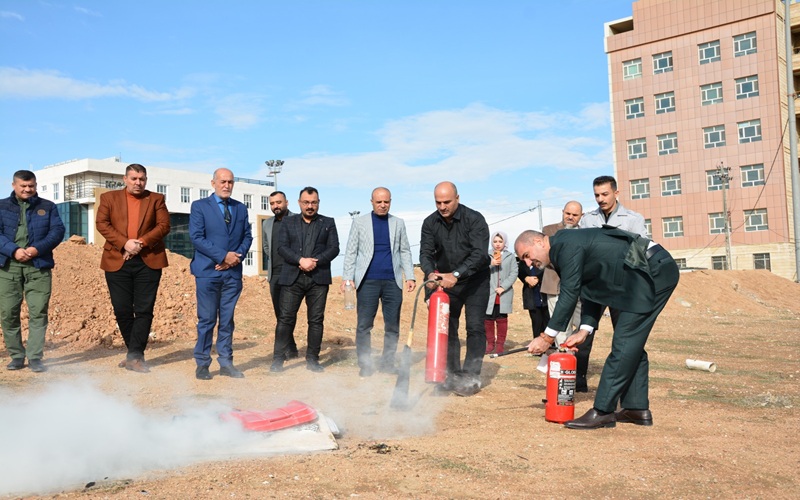 كلية علوم الحاسوب وتكنولوجيا المعلومات تنظم ممارسة عملية لإطفاء الحرائق