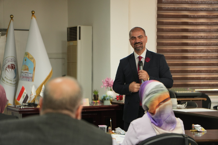 عميد كلية علوم الحاسوب وتكنولوجيا المعلومات مدرب دورة تطبيقية