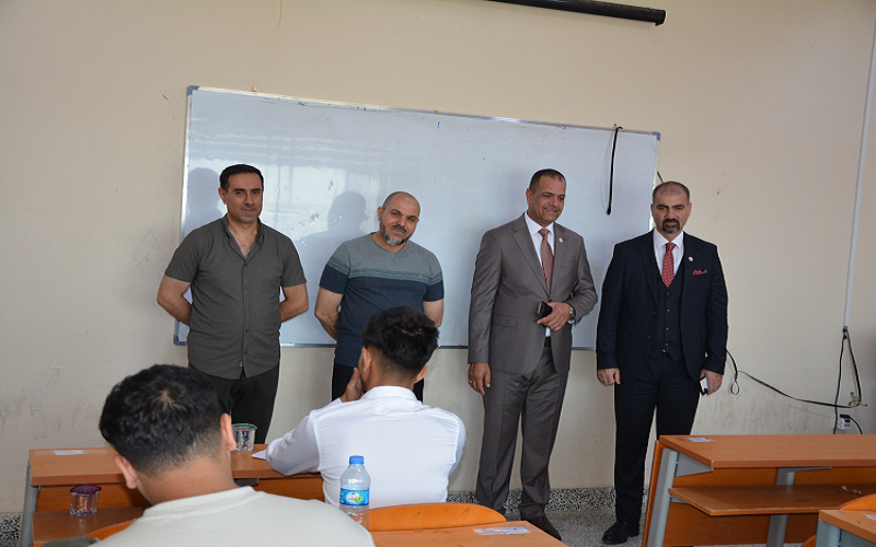 مساعد رئيس الجامعة للشؤون العلمية يتفقد امتحانات الكلية