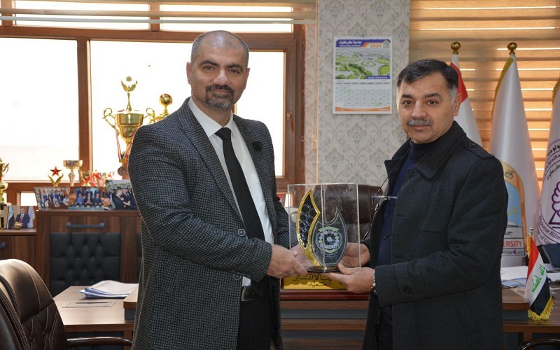 كلية علوم الحاسوب وتكنولوجيا المعلومات تحصل على درع مؤتمر العلوم الطبيعية والتطبيقية/دبي