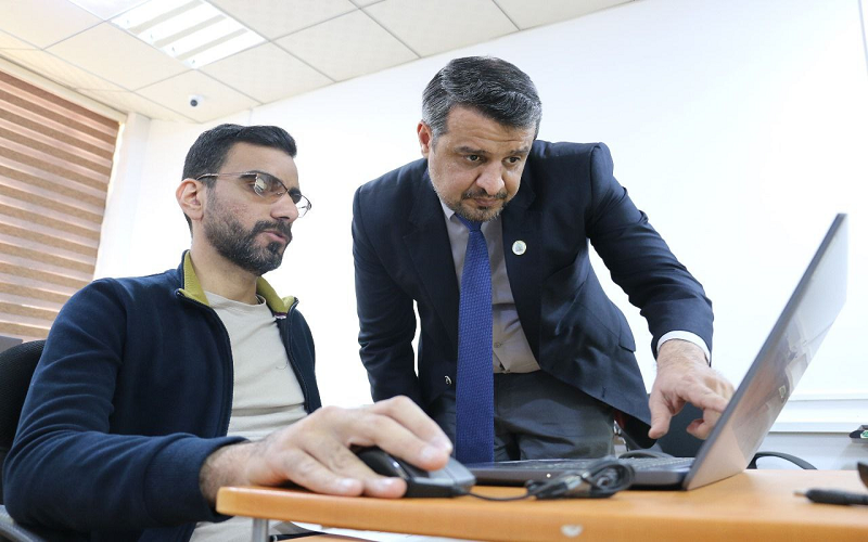 تدريسي في كلية علوم الحاسوب وتكنولوجيا المعلومات يشارك كمحاضر في دورة استخدام الحاسوب