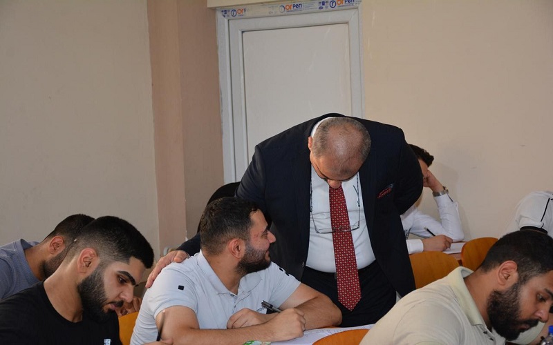 عميد كلية علوم الحاسوب وتكنولوجيا المعلومات يتابع سير الامتحانات