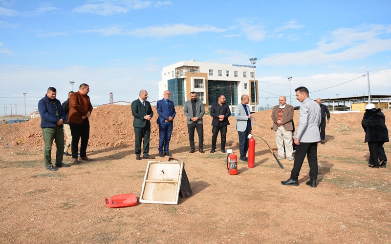 كلية علوم الحاسوب وتكنولوجيا المعلومات تنظم ممارسة عملية لإطفاء الحرائق