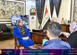 مديرة شعبة الاعمال التطوعية في رئاسة الجامعة تكرم مسؤول وحدة الاعمال التطوعية في الكلية 