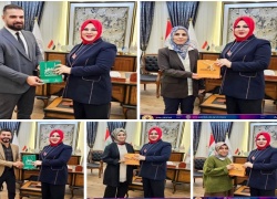 The Dean of the Faculty of Veterinary Medicine honors a group of faculty members