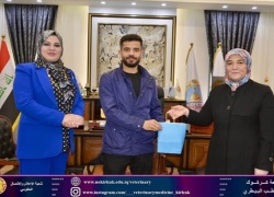 مديرة شعبة الاعمال التطوعية في رئاسة الجامعة تكرم مسؤول وحدة الاعمال التطوعية في الكلية 