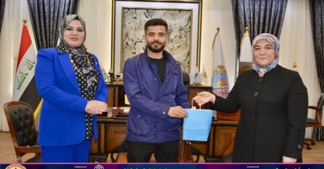 The Director of the Volunteer Work Division at the University Presidency honors the Head of the Volunteer Work Unit at the College