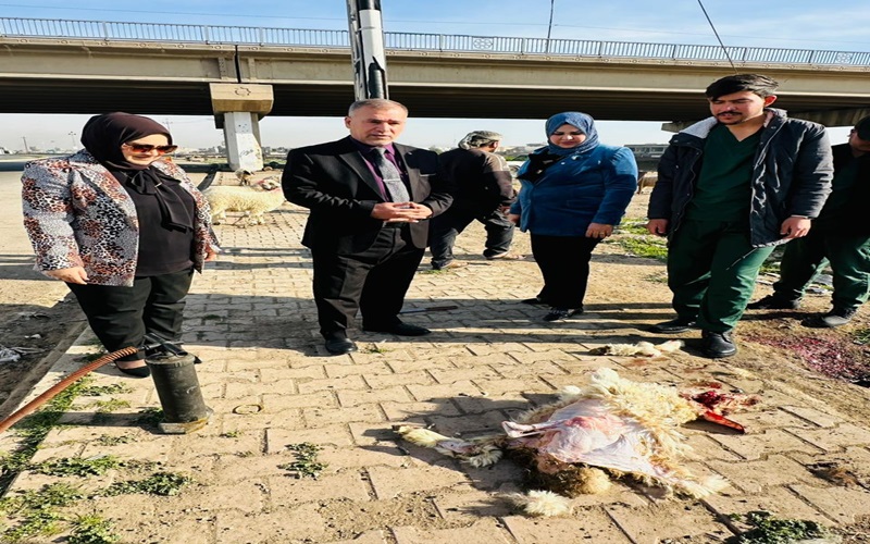 The volunteer work team at the College of Veterinary Medicine conducts an awareness visit to Corniche Street