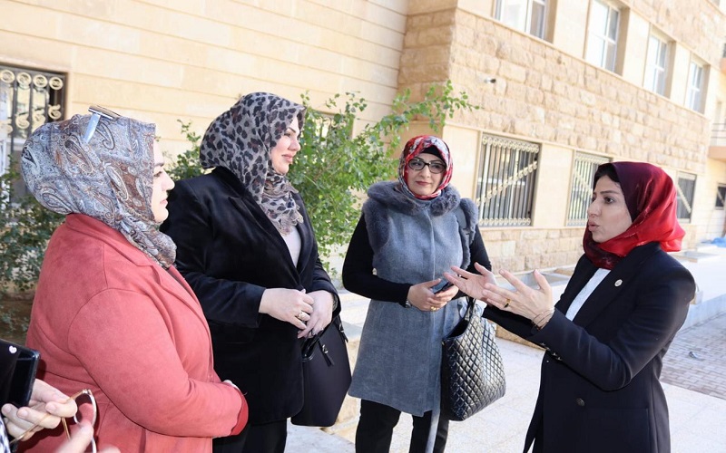 The volunteer work team at the College of Veterinary Medicine makes an inspection visit to the internal departments