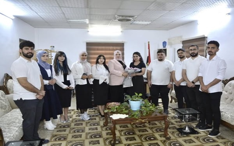    طلبة الكلية يهنئون العميد بمناسبة تسلمها المنصب