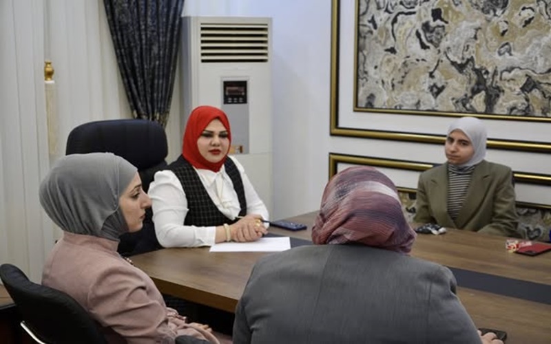 عميد كلية الطب البيطري تحقق اجتماعاً مع الاطباء البيطريين .