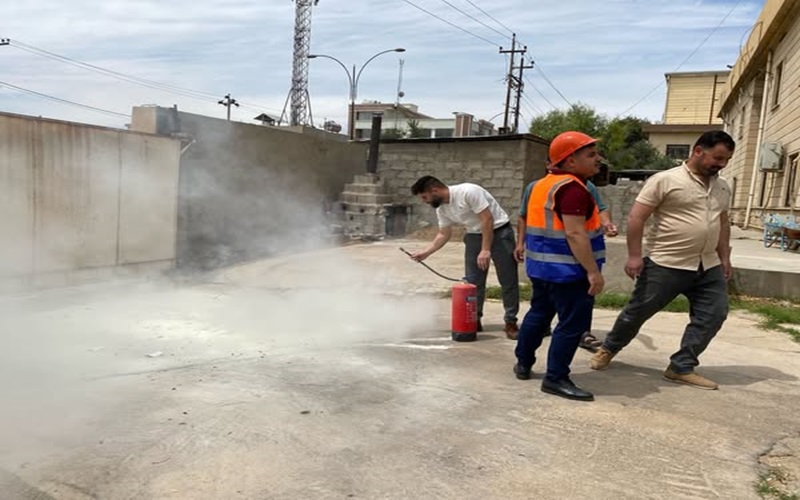 الدفاع المدني في الكلية تنظم ممارسة ميدانية عن الحرائق .