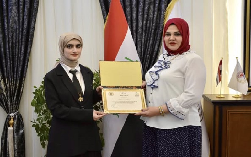 عميد كلية الطب البيطري تثمن جهود طالبة