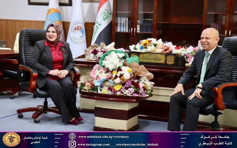 عميد كلية الطب البيطري تقدم التهنئة إلى مساعد رئيس الجامعة للشؤون الادارية 